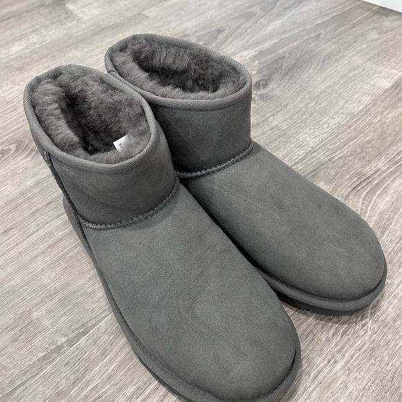 NWOT UGG Classic Mini II Genuine Shearling Lined Boot (Women) - Picture 3 of 8